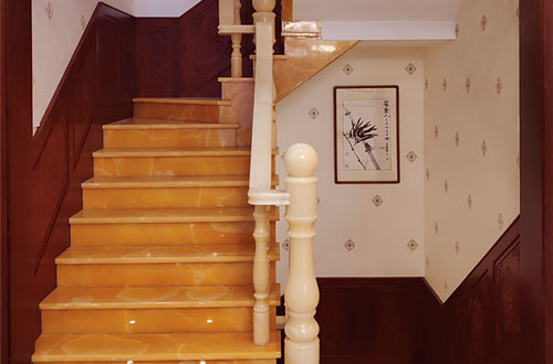 本号镇中式别墅室内汉白玉石楼梯的定制安装装饰效果